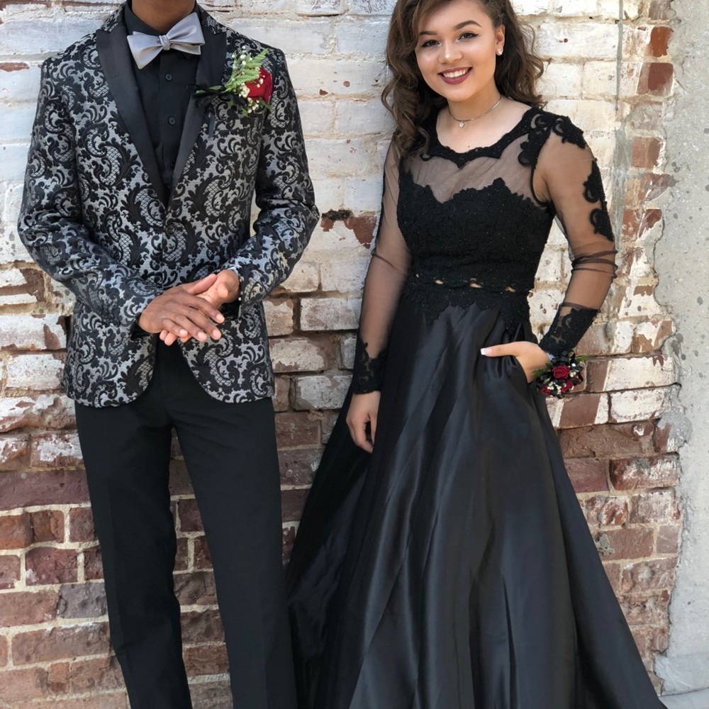 Black 2 piece prom dress!!